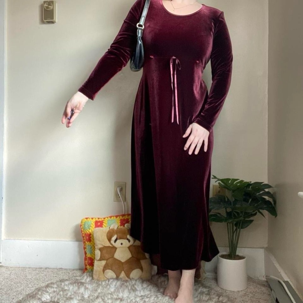 SOLDVintage deep red velvet long sleeve maternity dressSOLD - Picture 5 of 8